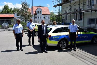 Raimund Haser beim Polizeirevier Wangen (vorne von links): Bernd Hummel, Raimund Haser und Joachim Haug.